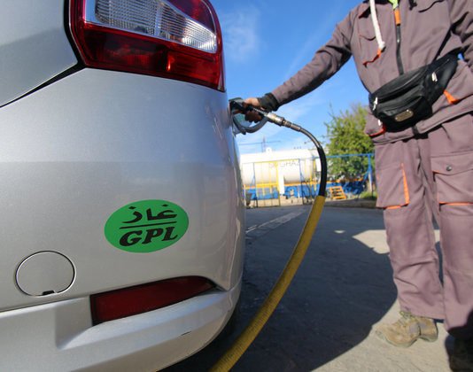 Oui, faire le plein du réservoir vous garantit des économies de carburant