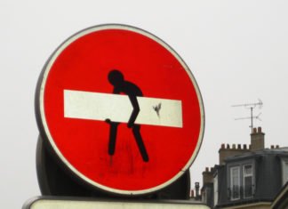 Comment les panneaux de signalisation nous conduisent tout droit dans les accidents de la circulation