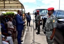 Patrice Melom remet Cinq Pick-Up et deux minibus aux nouveaux responsables des unités opérationnelles de la Gendarmerie du PAK