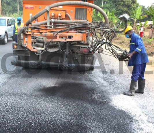 Cameroun : Une équipe de la Brigade des Travaux en régie (MINTP) mobilisée pour réparer les nids de poule sur la section Obala-Batchenga