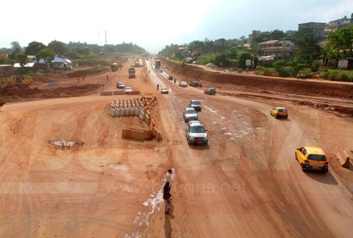 Travaux de construction de l'autoroute Yaoundé-Nsimalen