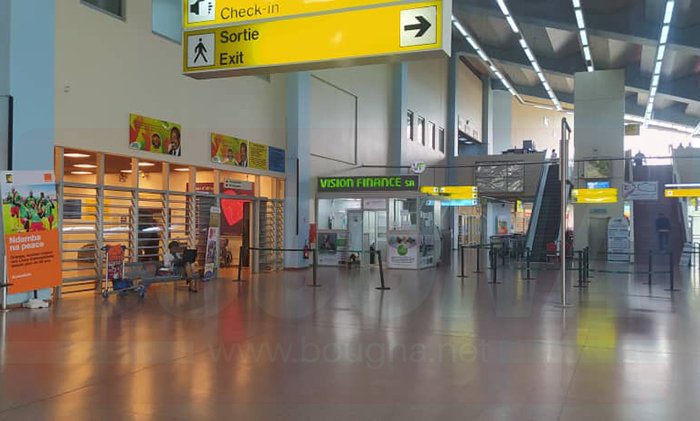 Voyageur accueilli à l'aéroport