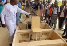 Le camerounais NYEMECK Yvon construit un bateau propulsé par hélice d’avion pour la navigation dans les eaux à faibles profondeurs