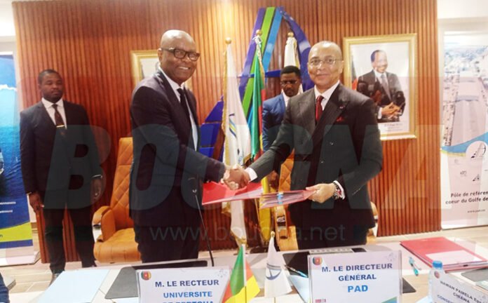 Echange de parapheurs entre Cyrus NGO'O, DG du PAD et PEGNYEMB Emmanuel, Recteur de l'Université de Bertoua